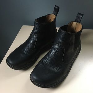 Born black leather Chelsea boots 8